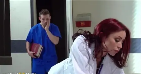 Сексуальная докторша с татухами дала в жопу санитару
