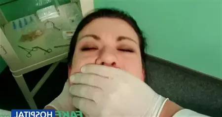 Доктор лижет пизду пациентки и зажимает рот рукой при трахе