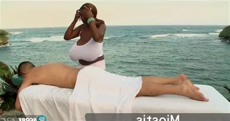 Негритянка с невероятными буферами делает массаж и ебется на берегу