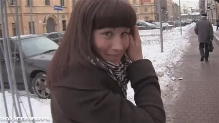 Русская телочка замерзала на улице и мужик выебал ее в студии