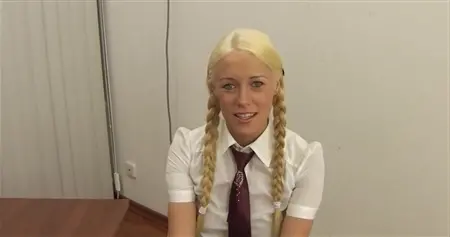 Русскую блондинку с косичками проверяют на прочность аналом